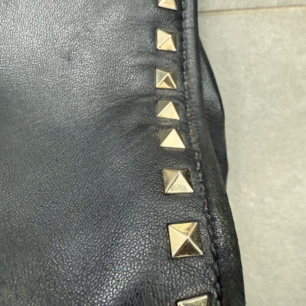 Valentino Rockstud Shopper black lambskin leather tote bag w/ gold rockstuds - Picture 3 of 16